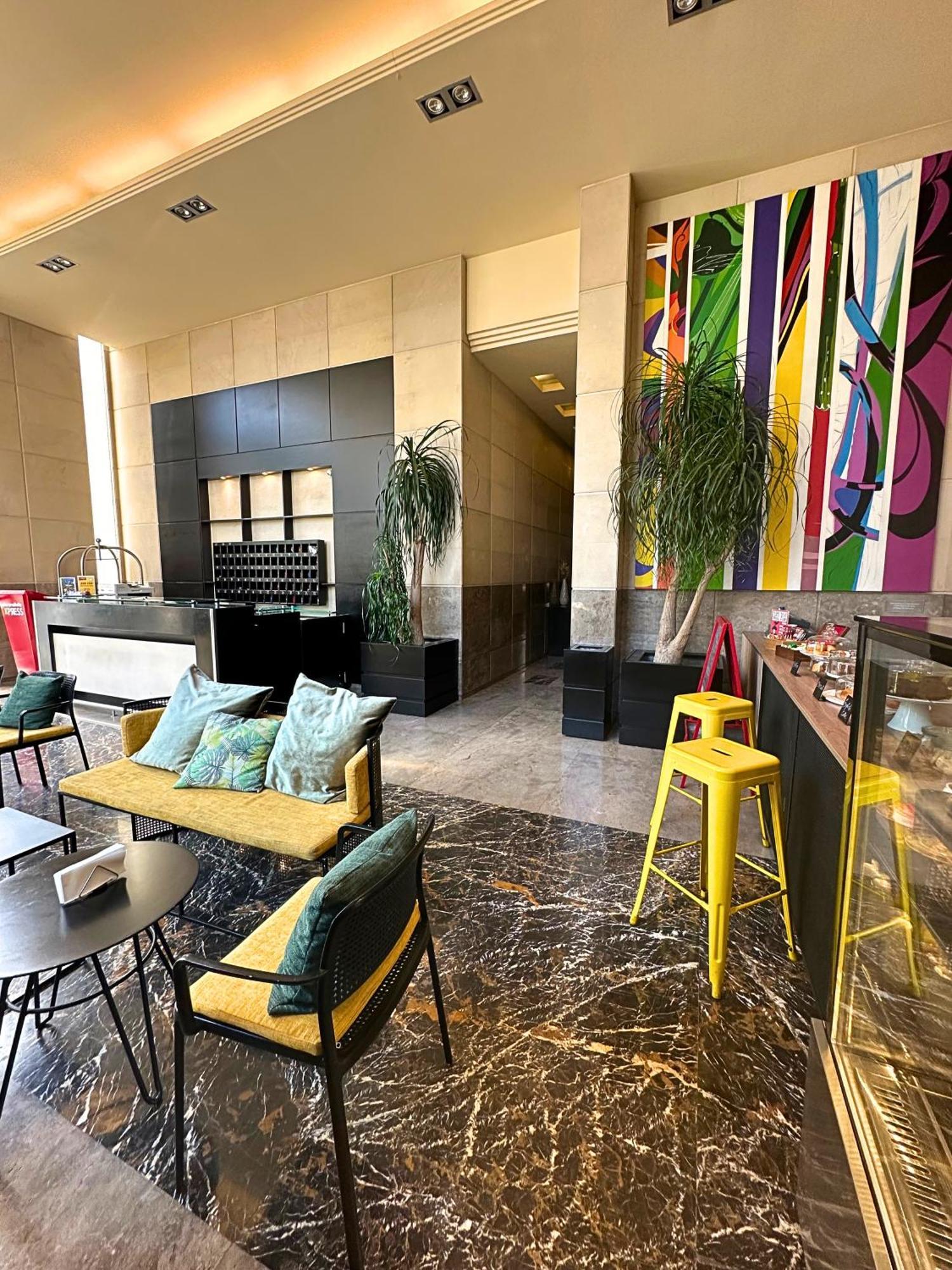 The Smallville Xpress Beirut Bagian luar foto
